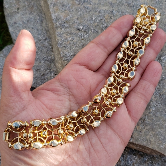 Vintage Crown Trifari Aurora Borealis Faceted Rhinestone Gold Rhodium Bracelet - Picture 2 of 16